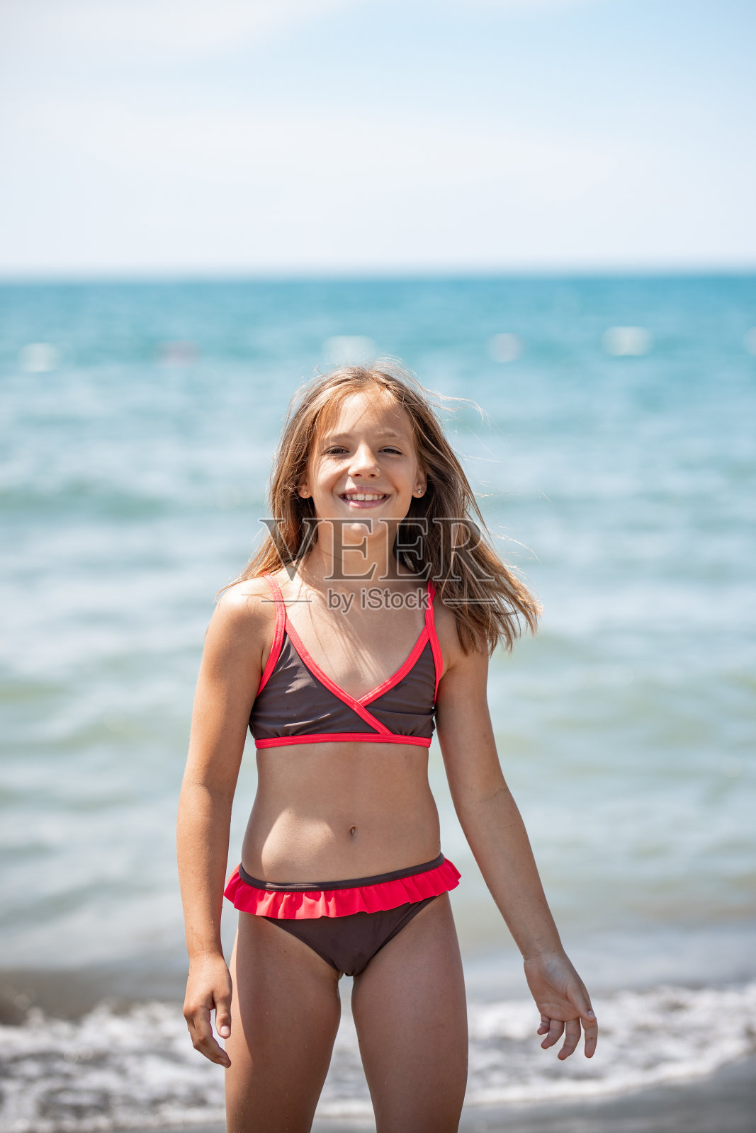 沙滩上的女孩照片摄影图片