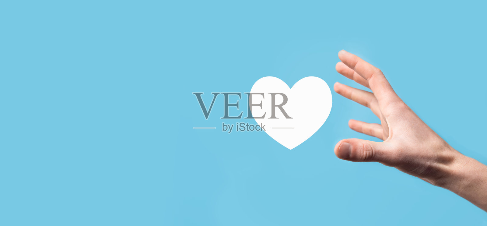 男人手牵心，像图标上的蓝色背景。善良、慈善、纯洁的爱和慈悲的观念。带有复制空间的横幅照片摄影图片