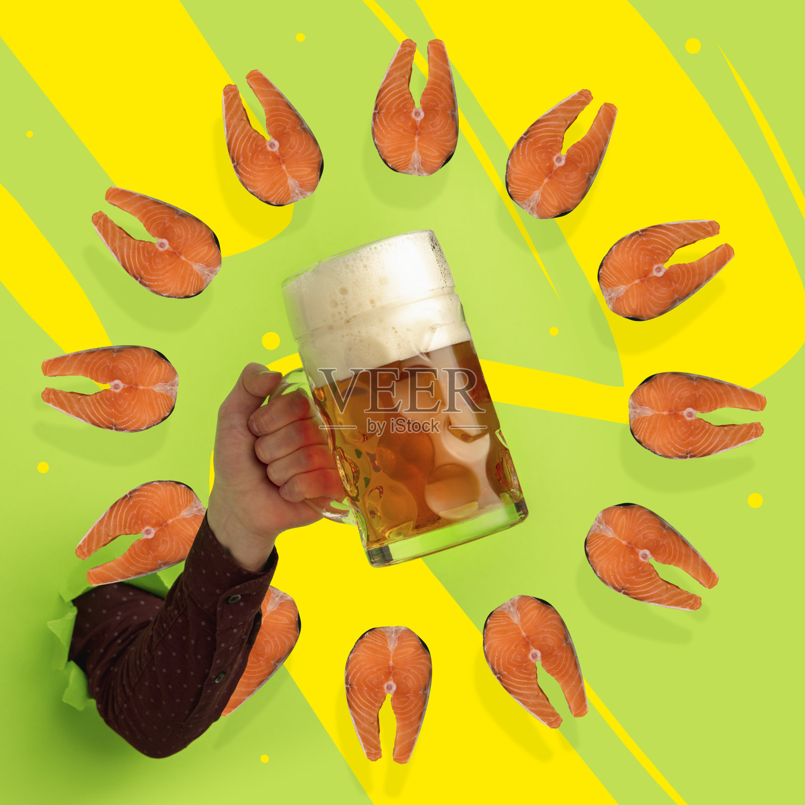 当代艺术拼贴与手握啤酒杯与淡，较冷的泡沫啤酒。节日的概念，国家传统，口味，饮料和假期，十月啤酒节照片摄影图片