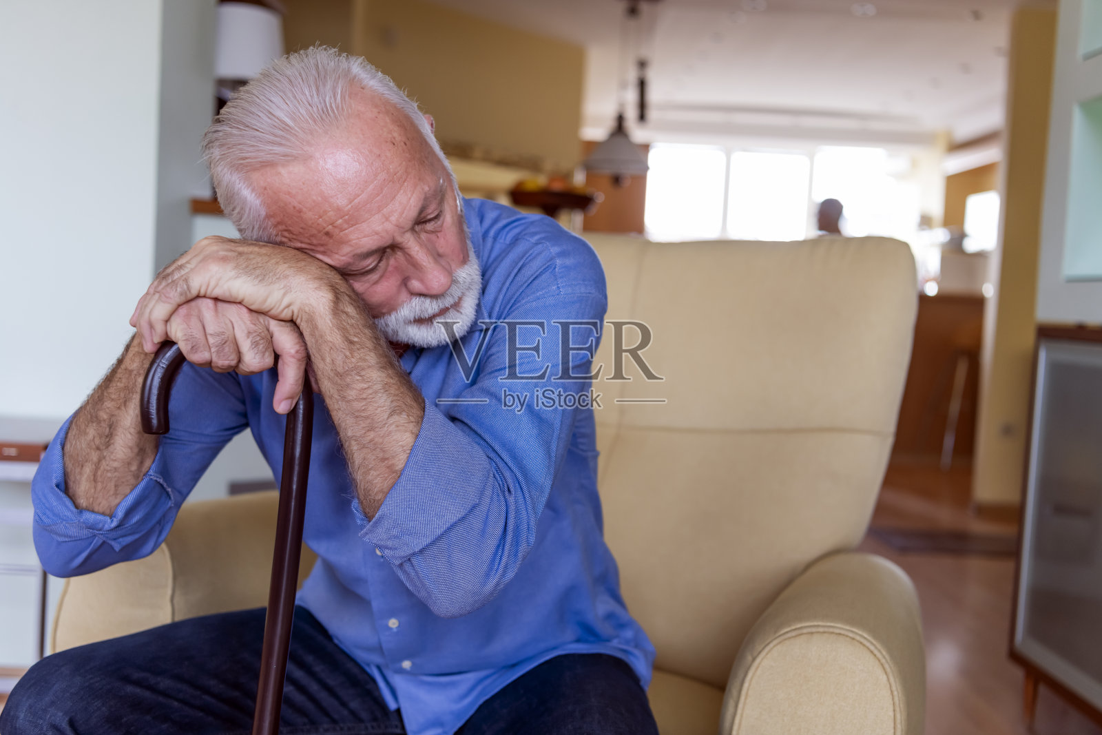 拄着拐杖的年长男人在家沉思照片摄影图片