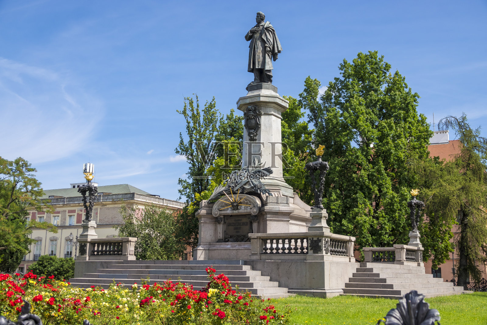 波兰华沙的亚当·米奇维奇纪念碑照片摄影图片