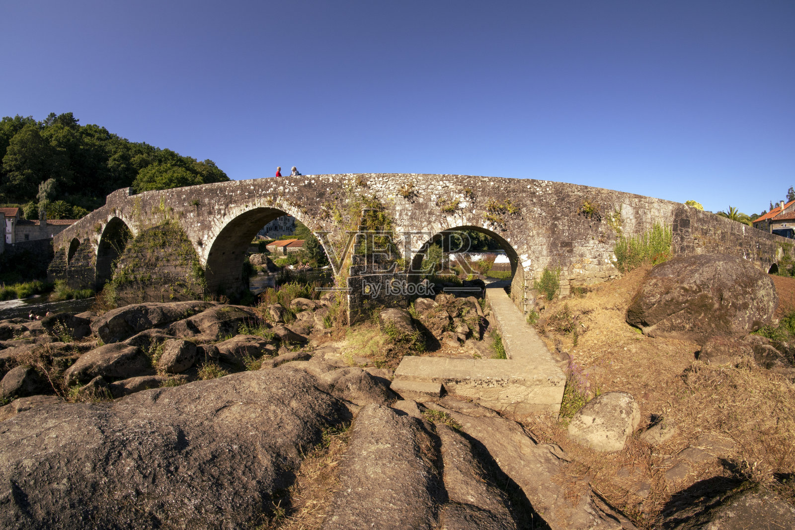 通往圣地亚哥德孔波斯特拉的葡萄牙路，罗马马塞拉桥照片摄影图片