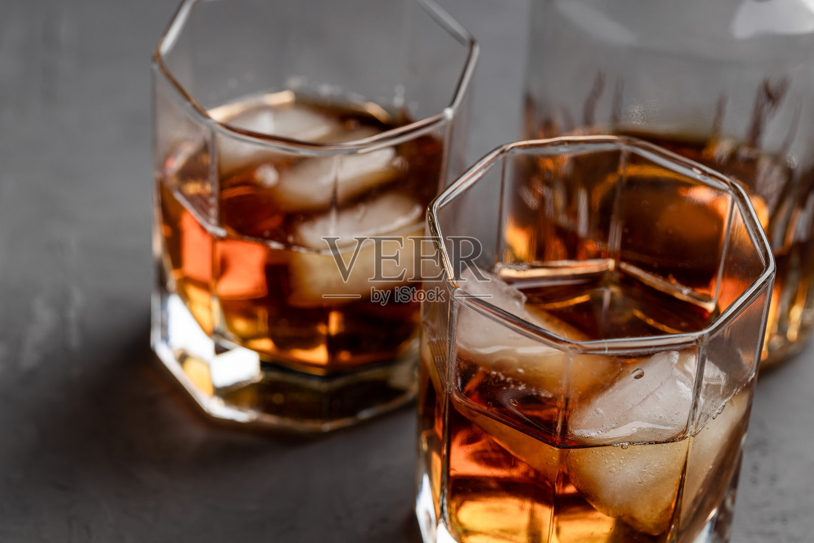 威士忌酒杯，混凝土背景，有复印空间。酒精成瘾概念照片摄影图片