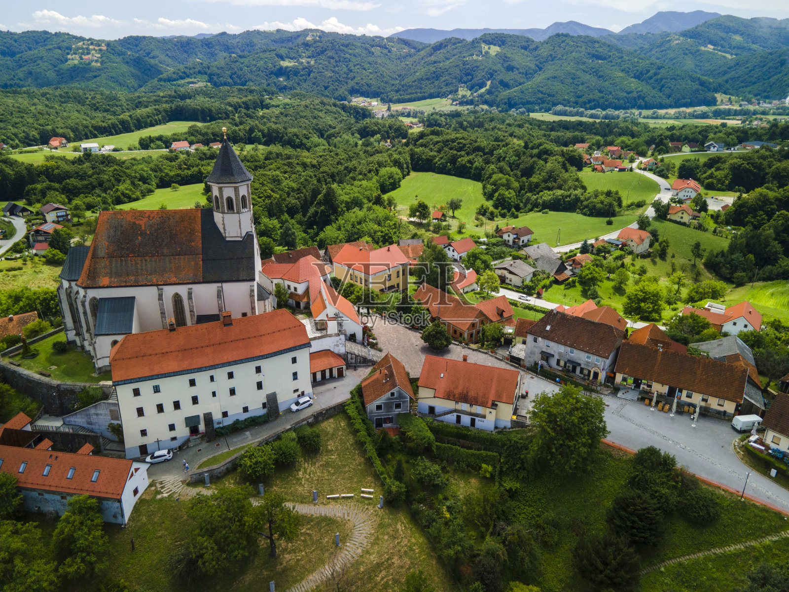 位于斯洛文尼亚山顶的普图斯卡戈拉圣母教堂。空中无人机视图照片摄影图片