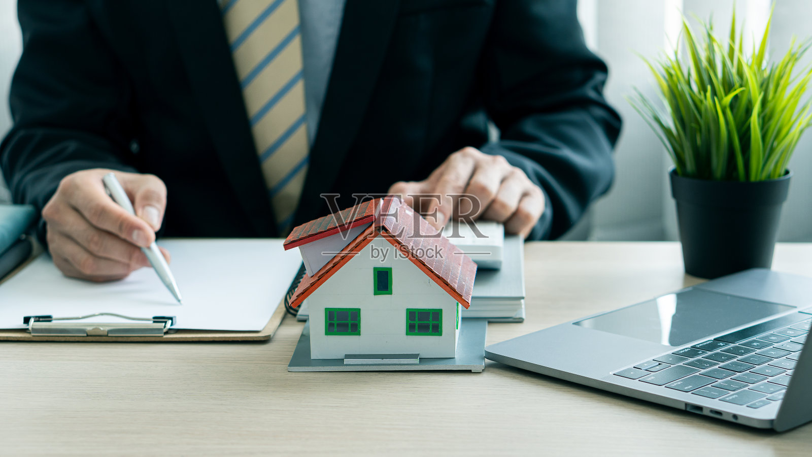 销售代表的工作是处理购房合同或办公室贷款和利率。照片摄影图片