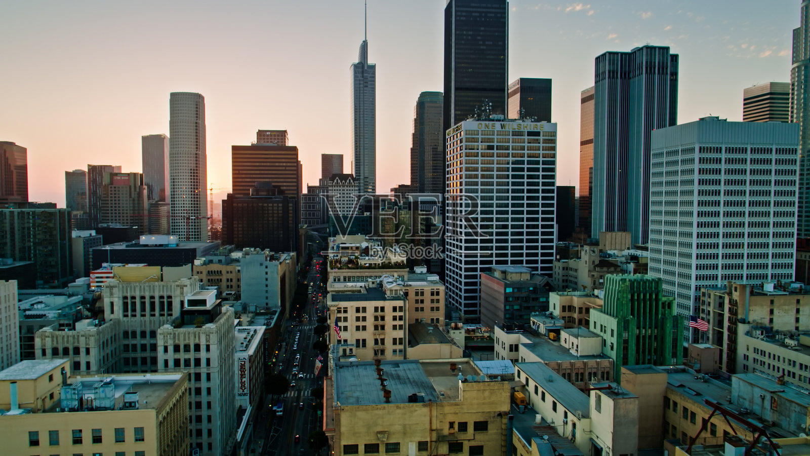 洛杉矶市中心历史中心屋顶上的无人机视野照片摄影图片