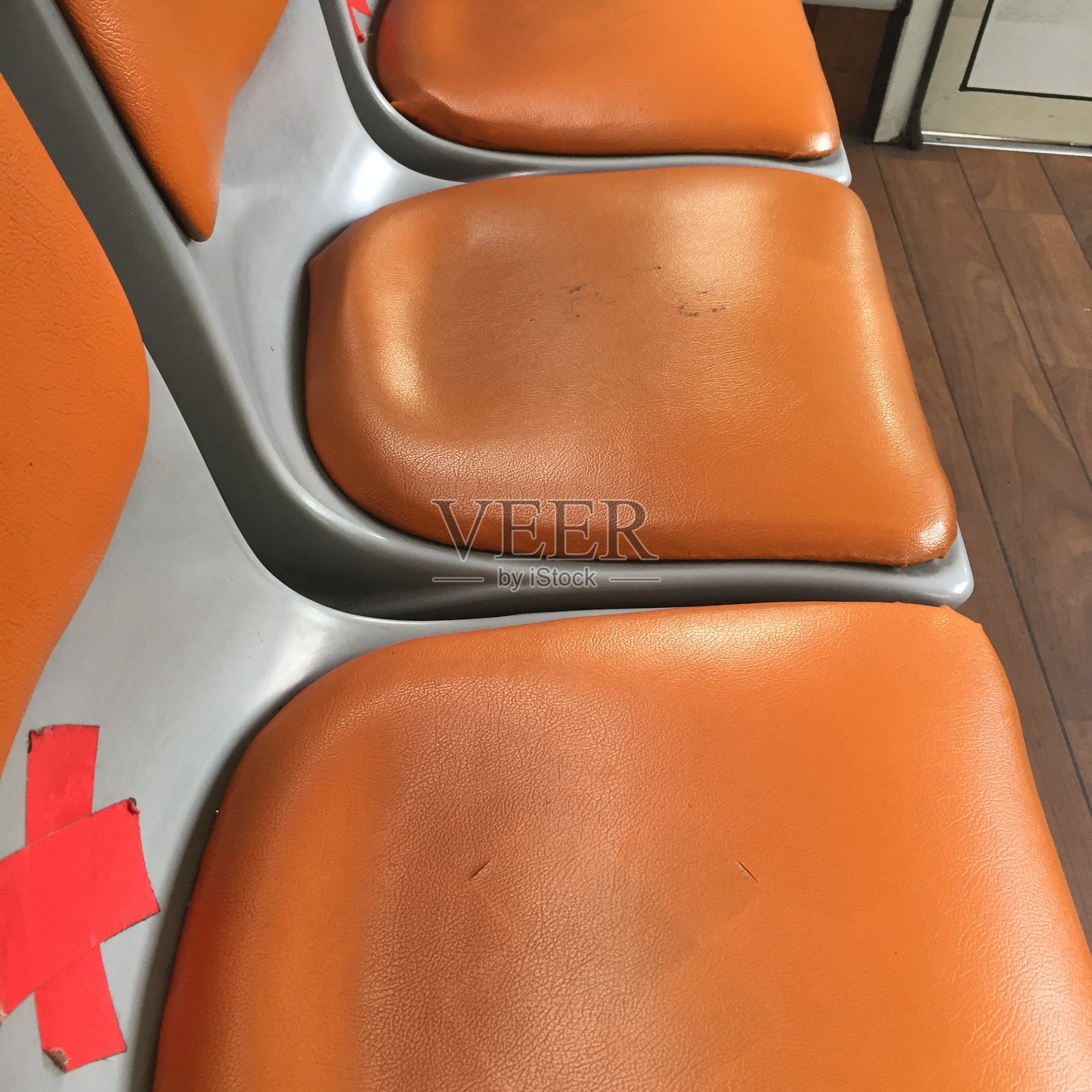 禁止占用标有红十字标志的长椅子。照片摄影图片