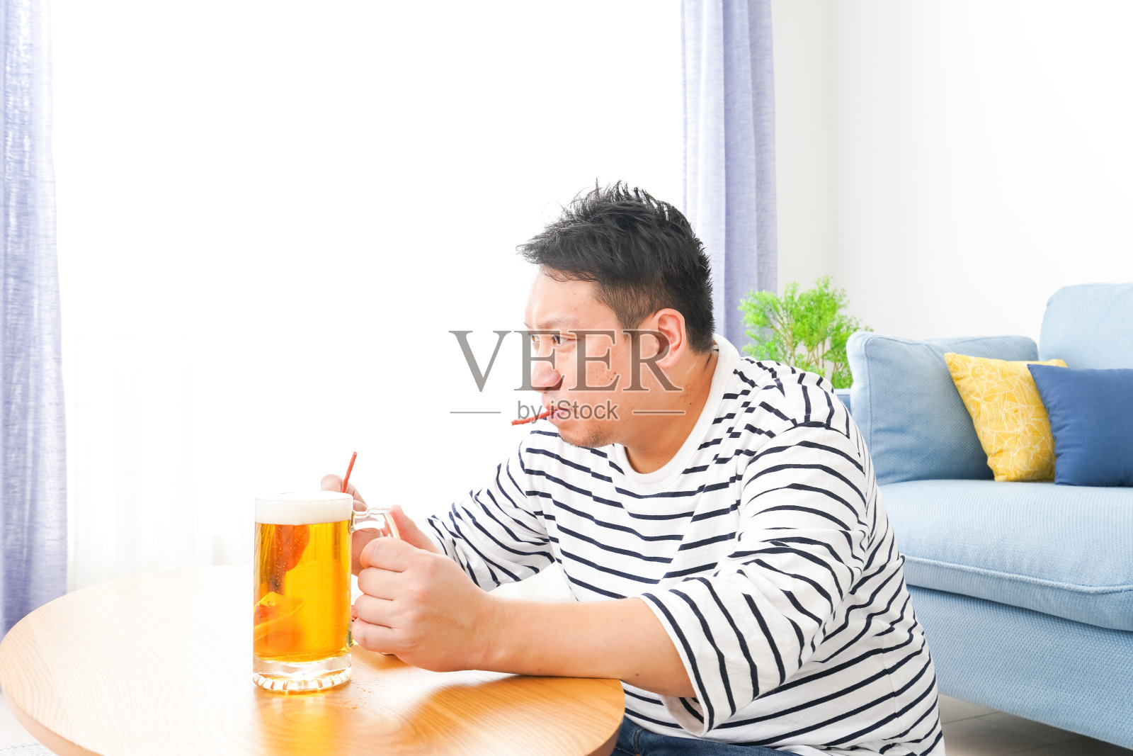 中年男子在家里喝啤酒照片摄影图片