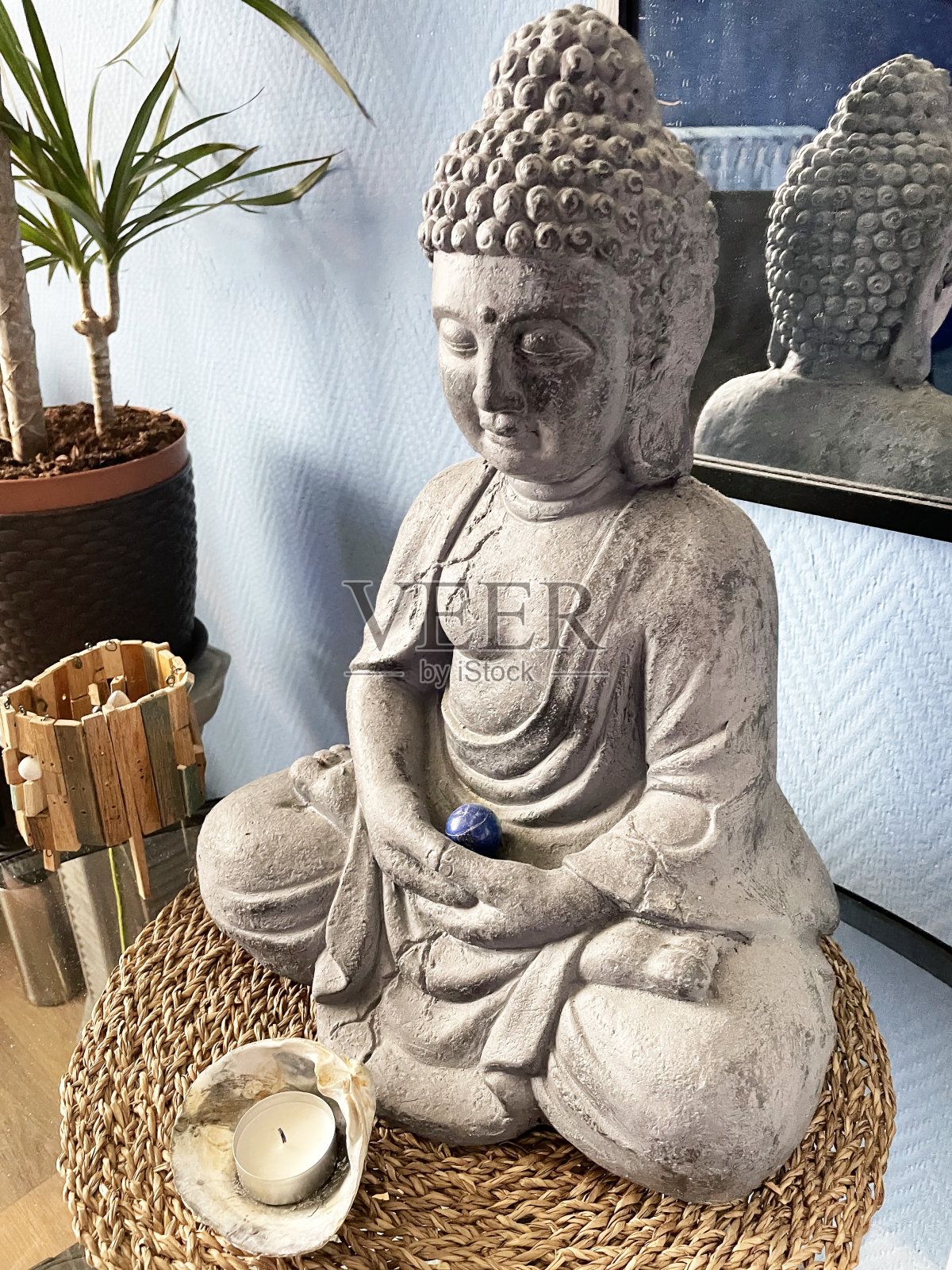 按摩室里的一尊大佛像照片摄影图片