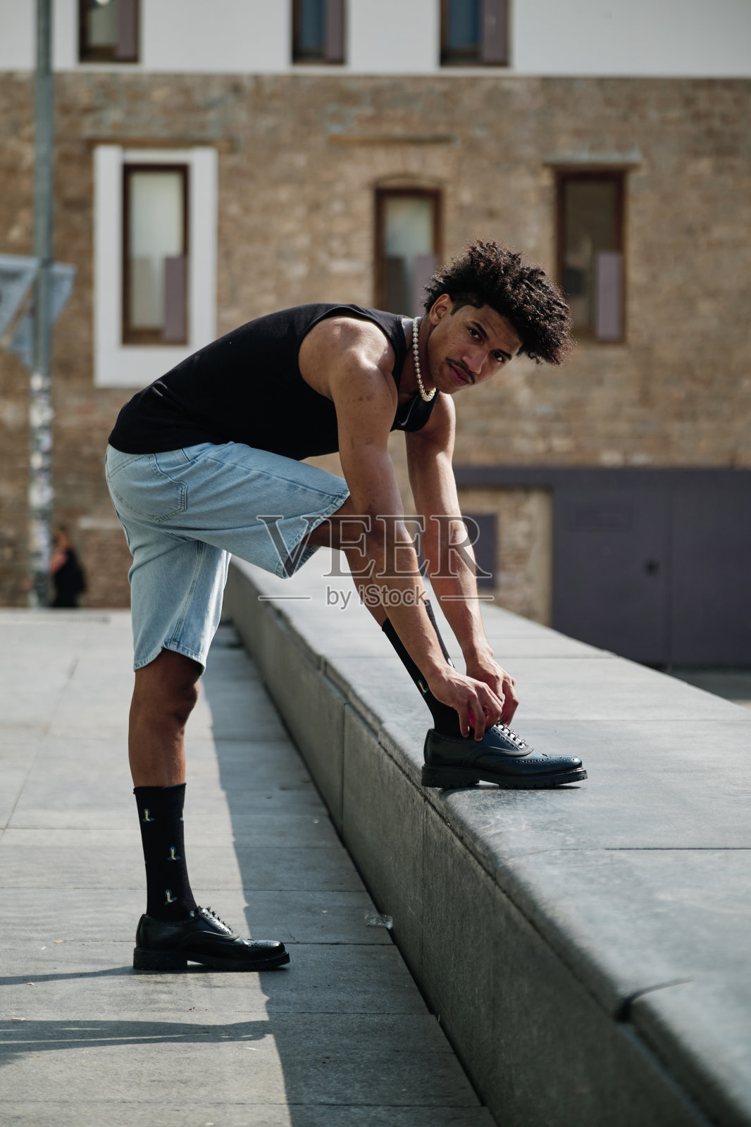 一个黑人的肖像在城市时尚的概念照片摄影图片