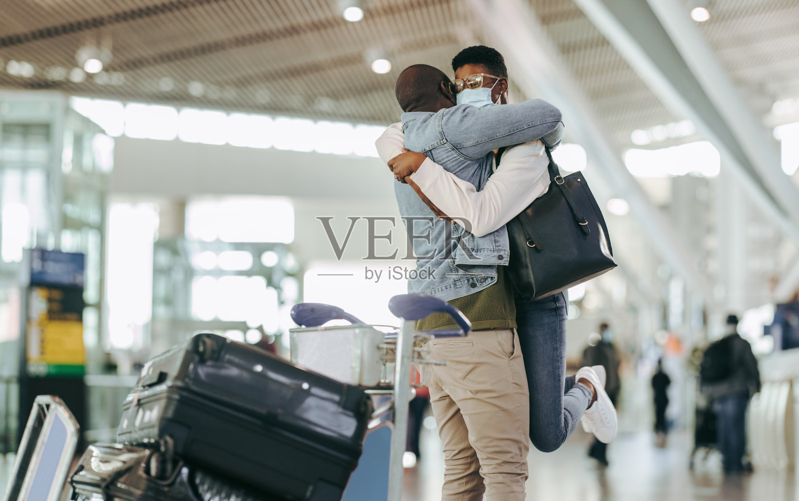 一对久别重逢的情侣在机场重逢照片摄影图片