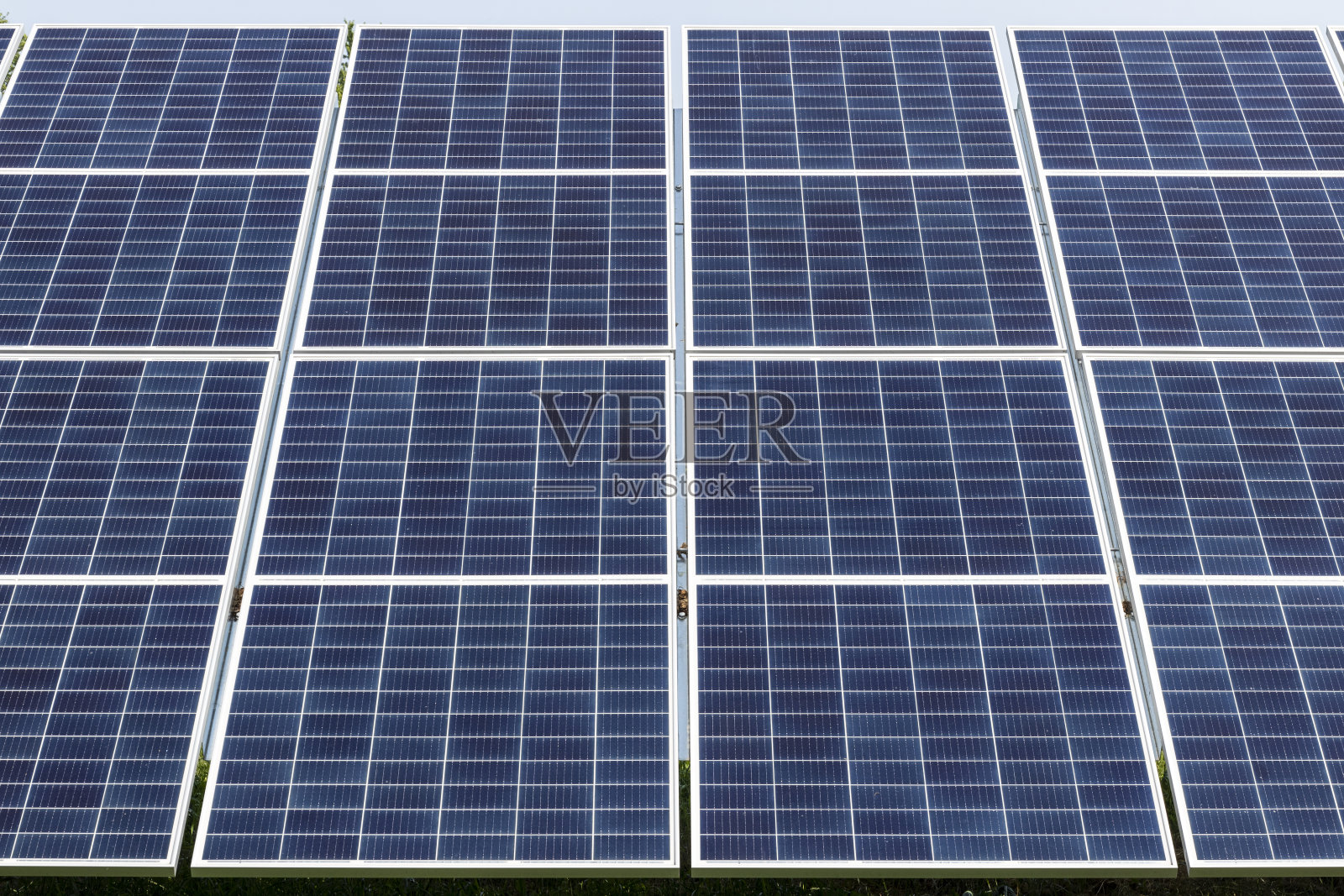 太阳能热平板板在一个居民区。居民们正在安装可再生能源以减少他们的碳足迹。照片摄影图片