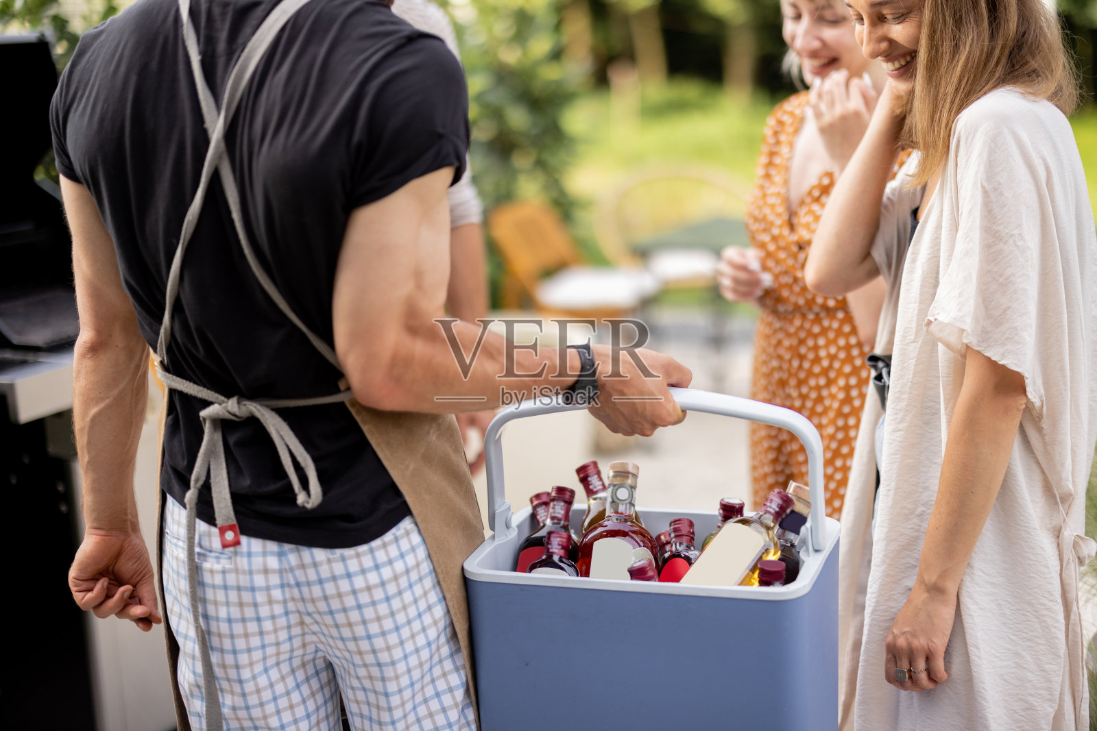 在户外聚会上，朋友们的冰箱里装满了酒照片摄影图片