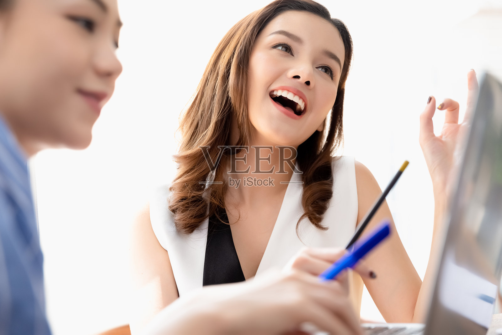 集团亚洲聪明的创意合作过程，公司员工团队头脑风暴项目与笔记本电脑和文件表的文书工作。商务会议启动公司团队合作。照片摄影图片