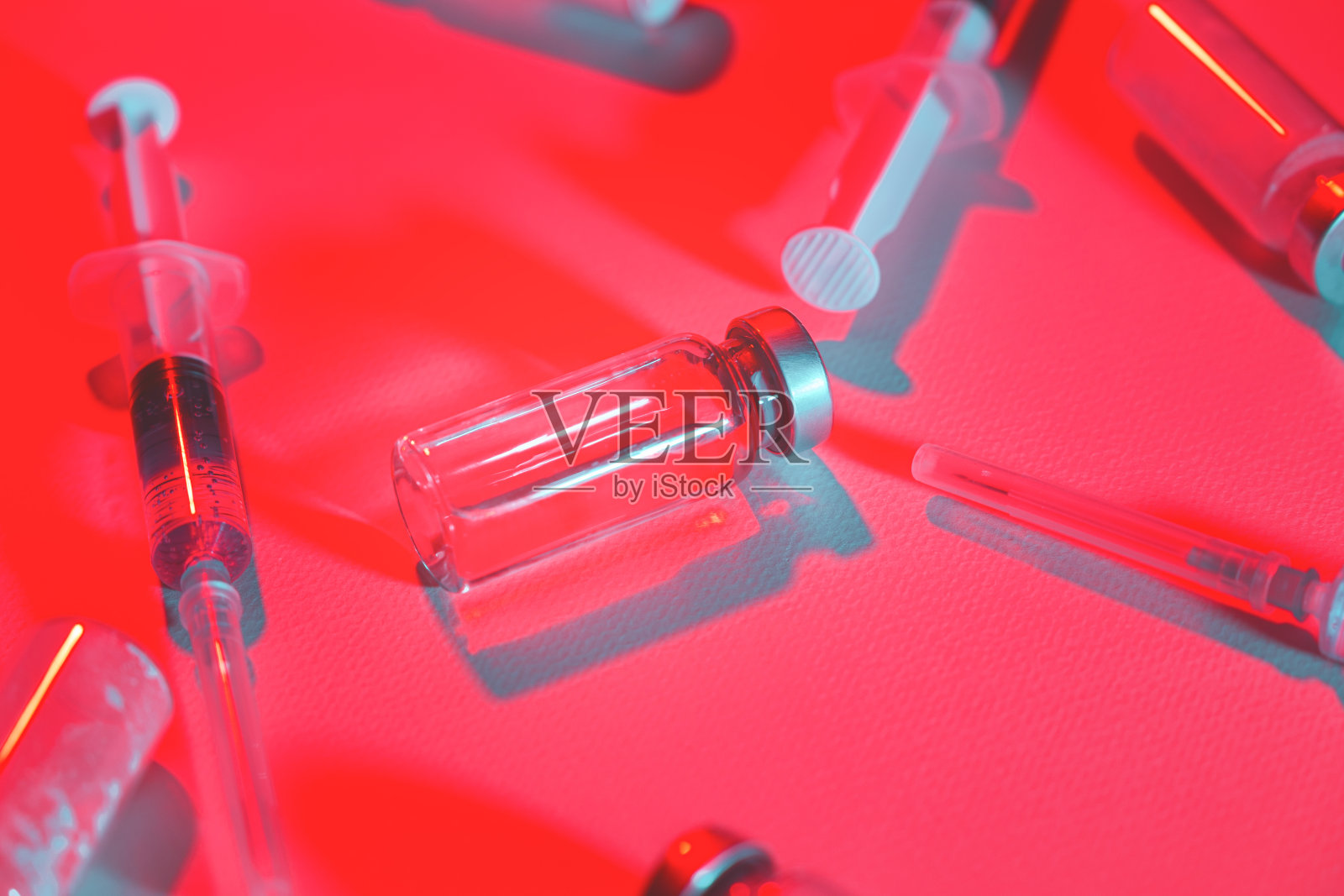 特写医疗瓶与疫苗和注射器红色照片摄影图片