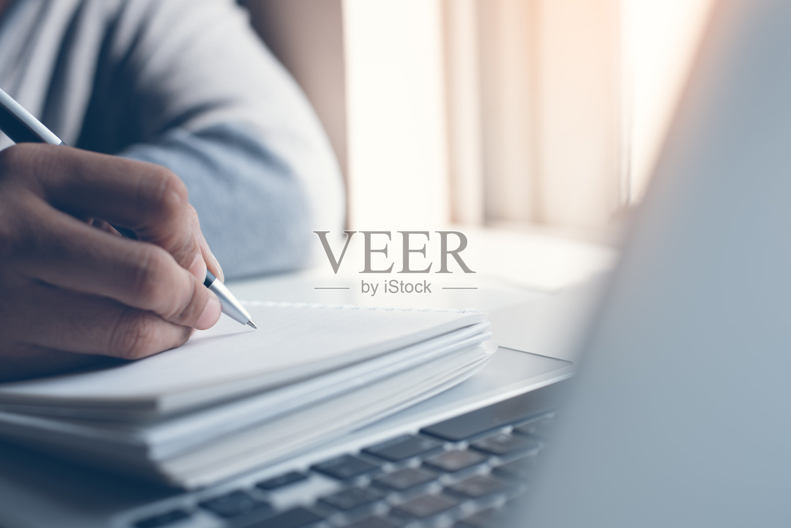 在笔记本上写东西，在笔记本电脑上工作照片摄影图片