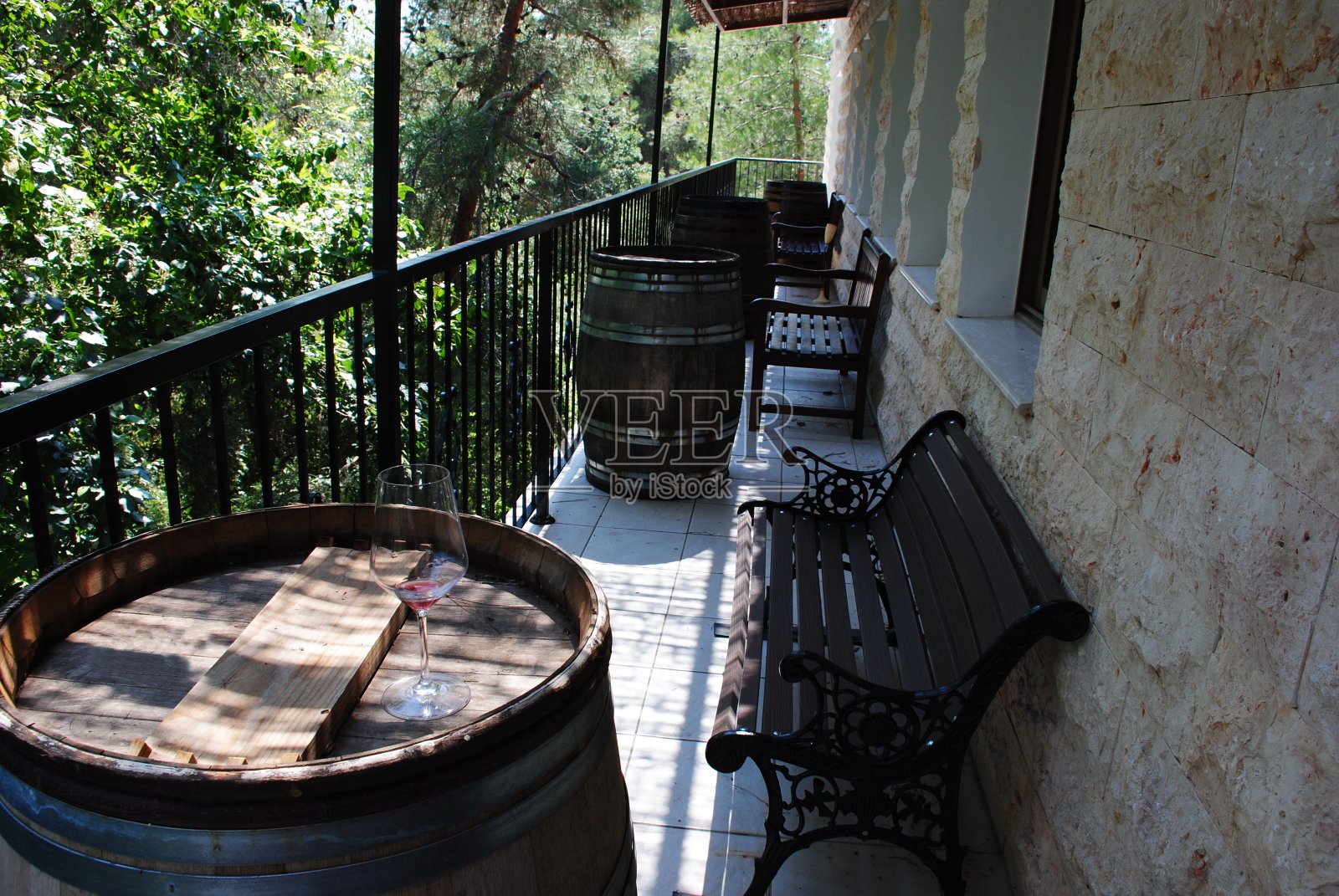 酒庄商店里的旧木桶上的酒杯照片摄影图片