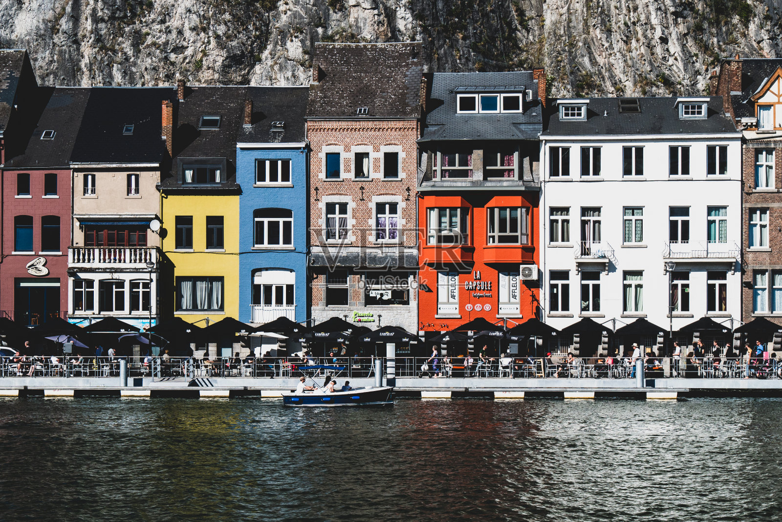 Dinant -彩色建筑。照片摄影图片