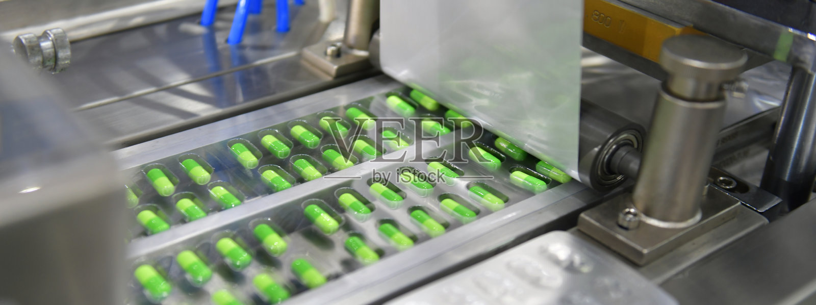 绿色胶囊药丸生产线照片摄影图片