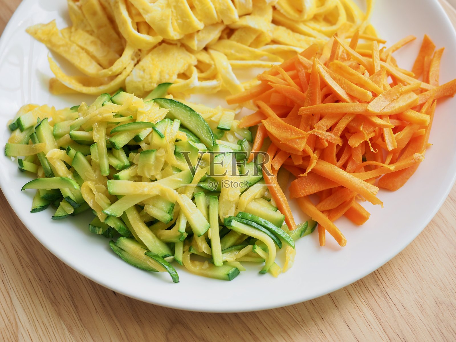 白瓷碟里的红萝卜、南瓜和鸡蛋照片摄影图片