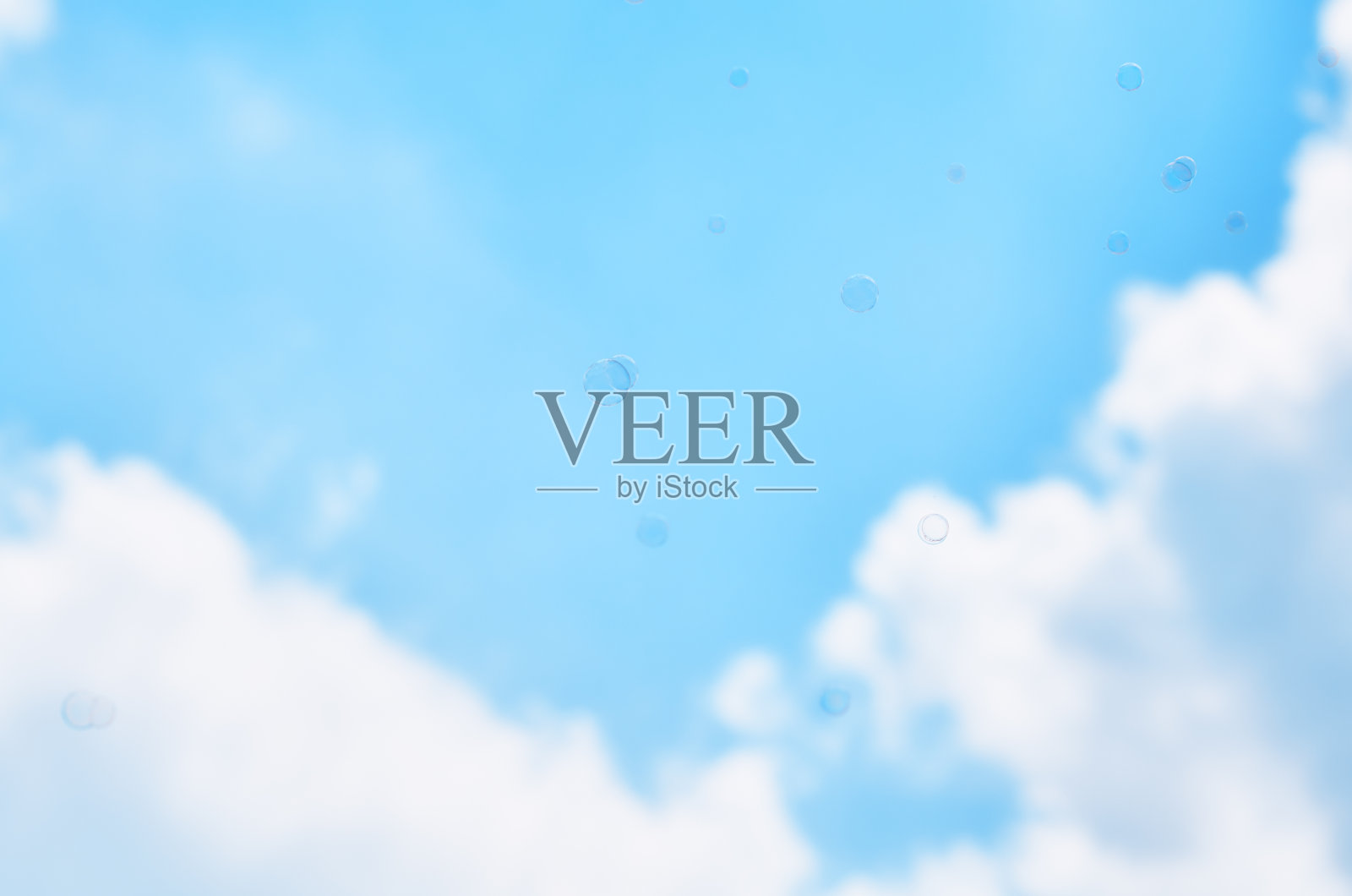 蔚蓝的天空，云朵和肥皂泡一片模糊照片摄影图片