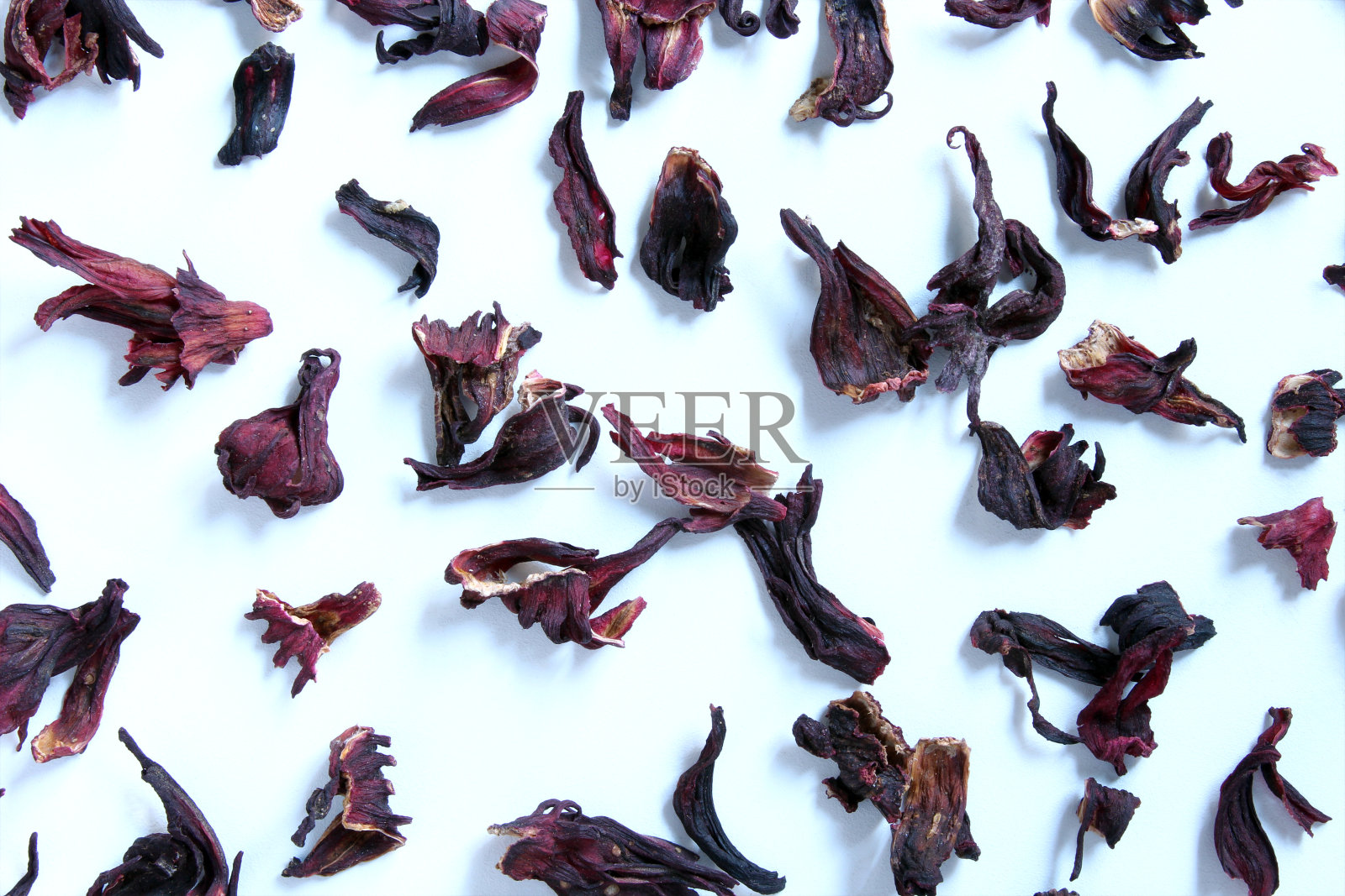 白色背景上的干木槿花瓣。照片摄影图片