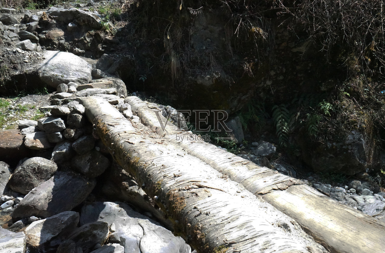 天然岩石溪流在绿色森林山脉照片摄影图片