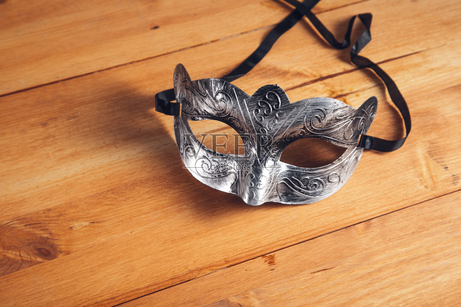 木桌上的假面照片摄影图片