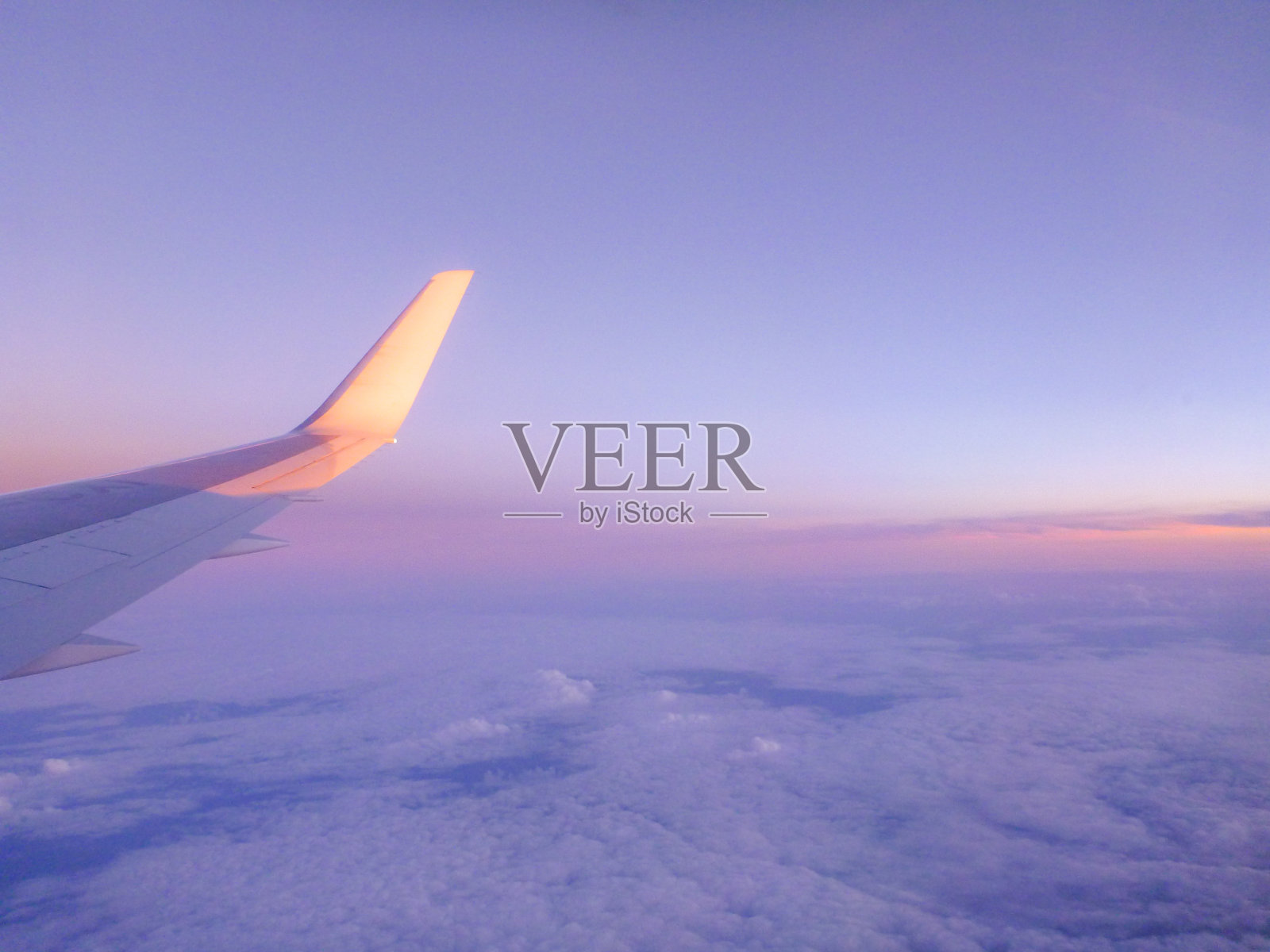 在飞行中，从飞机的客舱窗口看到的云海的美妙景色照片摄影图片