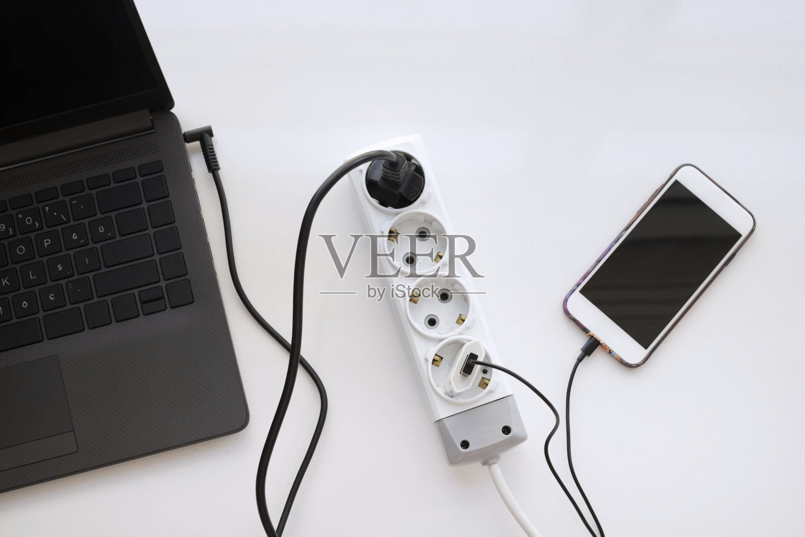 正在充电的智能手机和笔记本电脑照片摄影图片