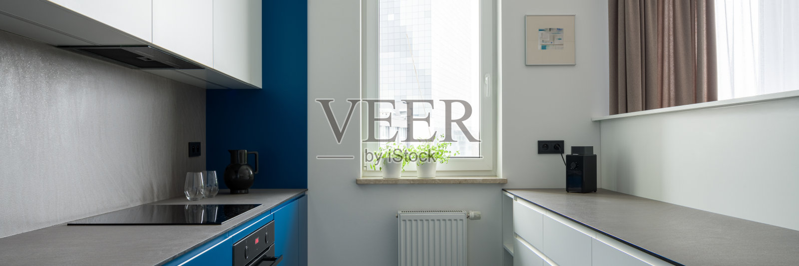 狭窄而现代化的带窗户的厨房，全景照片摄影图片