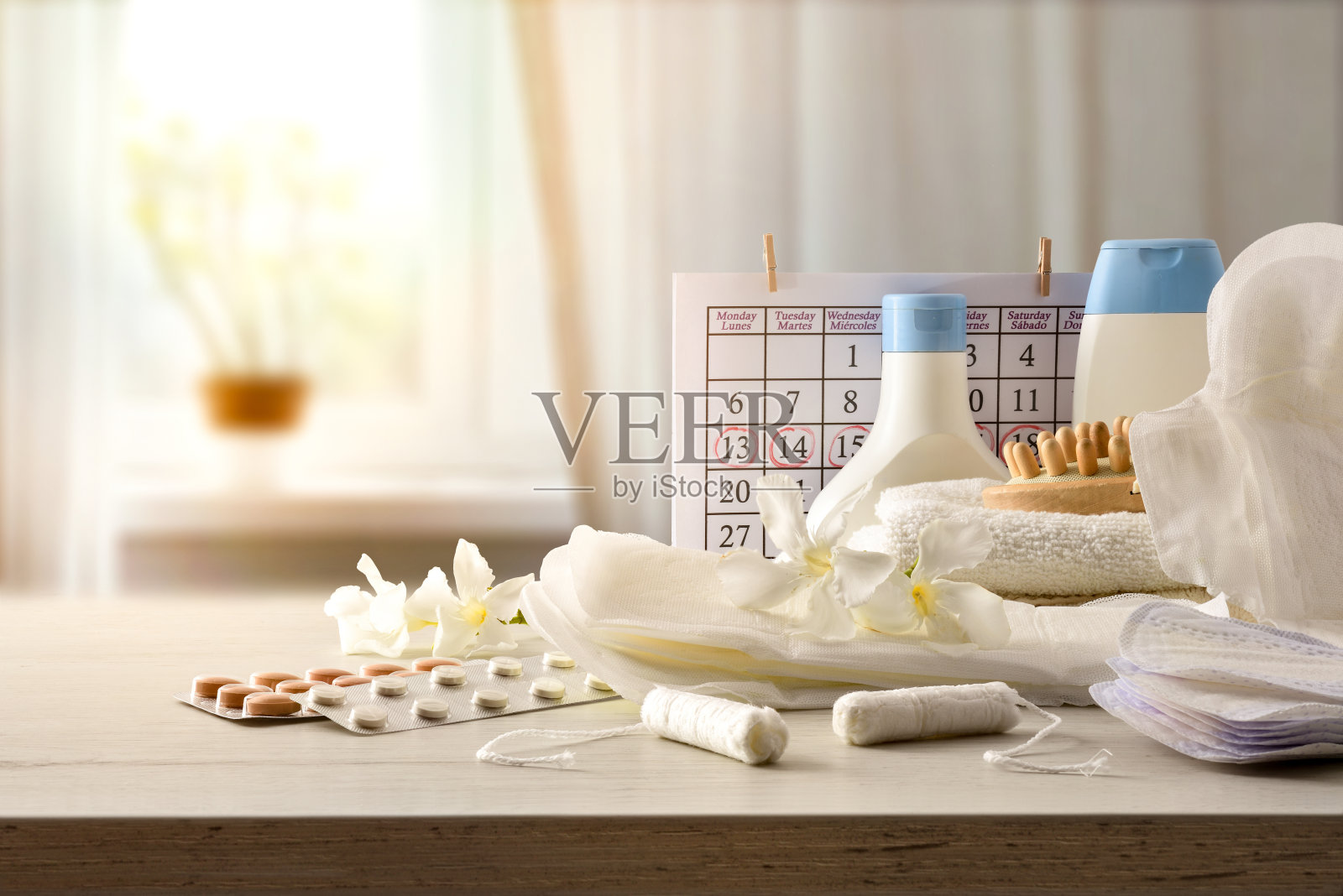 房间内桌上摆放月经卫生用品照片摄影图片