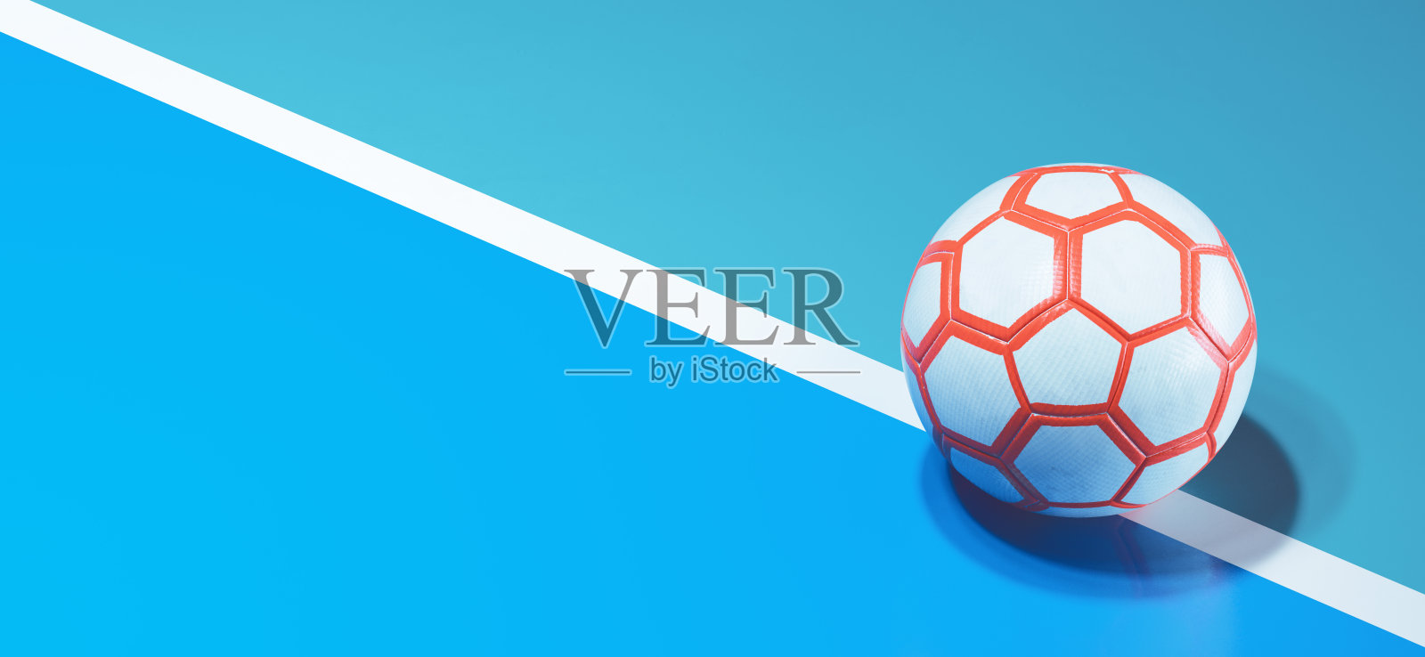 室内足球场背景为白色和橙色的五人制足球，有线条和复制空间照片摄影图片