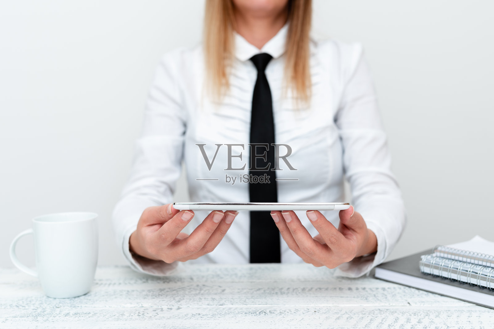 实习生开始新工作岗位，学生汇报研究，研究新线索的研究员，移动应用开发，展示汇报思路照片摄影图片