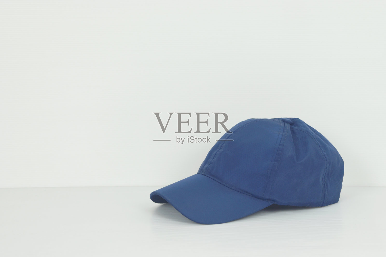 蓝色棒球帽或白色帽子照片摄影图片