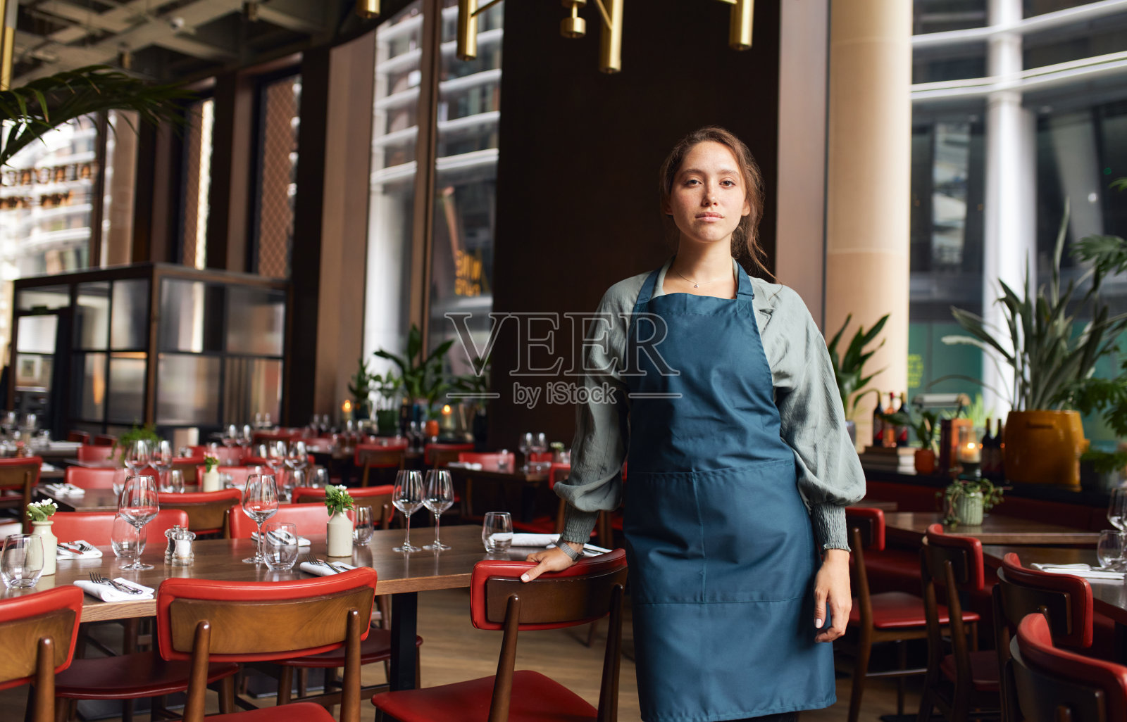 自信的女餐厅老板的肖像照片摄影图片