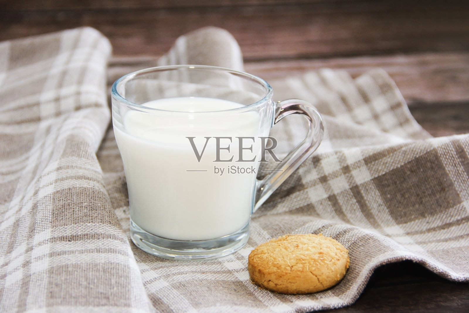 玻璃杯里的白牛奶和脆饼饼干照片摄影图片
