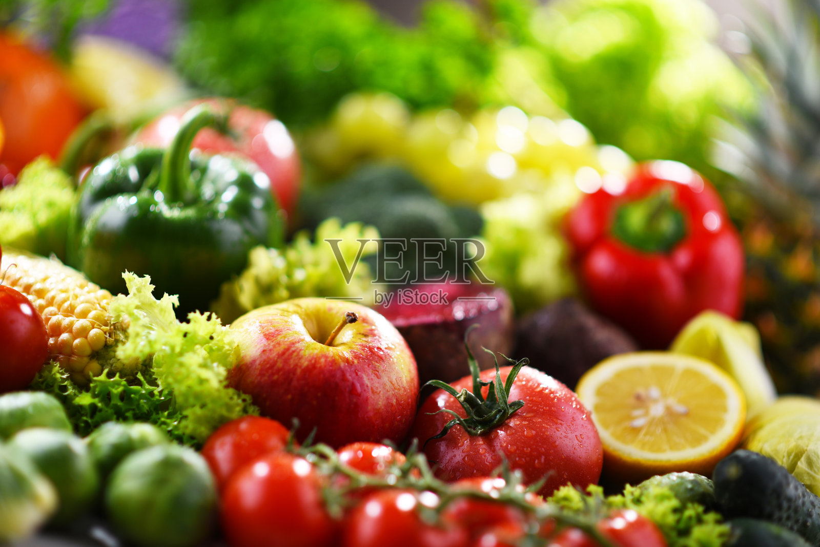 搭配多种新鲜有机蔬菜和水果照片摄影图片