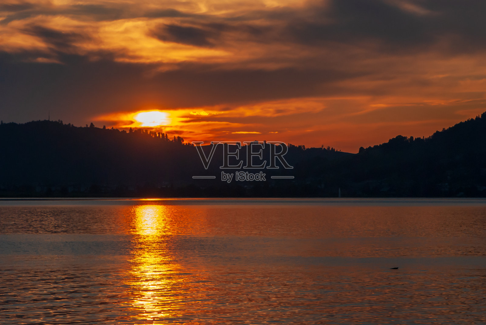 红色迷人的明亮日落与Zugerberg在夏天的观点照片摄影图片