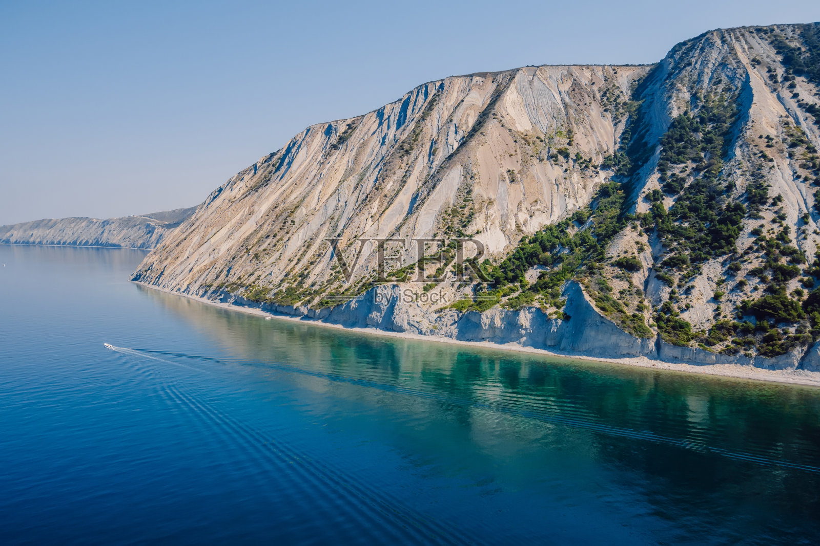 海岸线有蓝色的大海和最高的悬崖和松树。夏日的海上和船上。鸟瞰图照片摄影图片