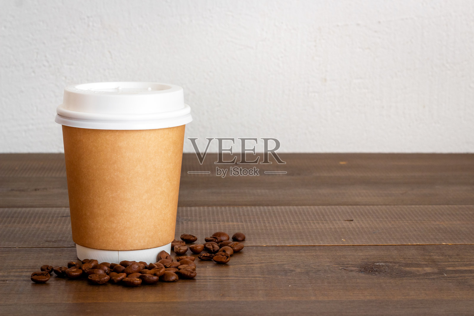 纸杯装咖啡豆。近距离照片摄影图片