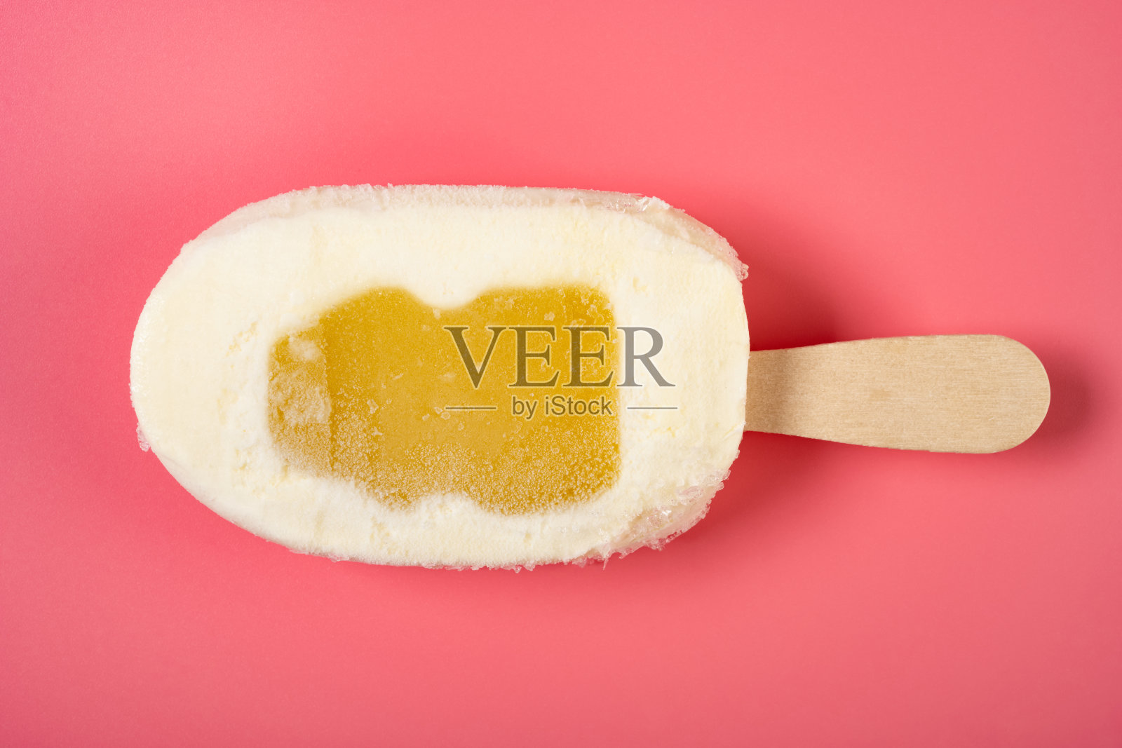 顶视图新鲜牛奶口味的冰棒在粉红色的背景照片摄影图片