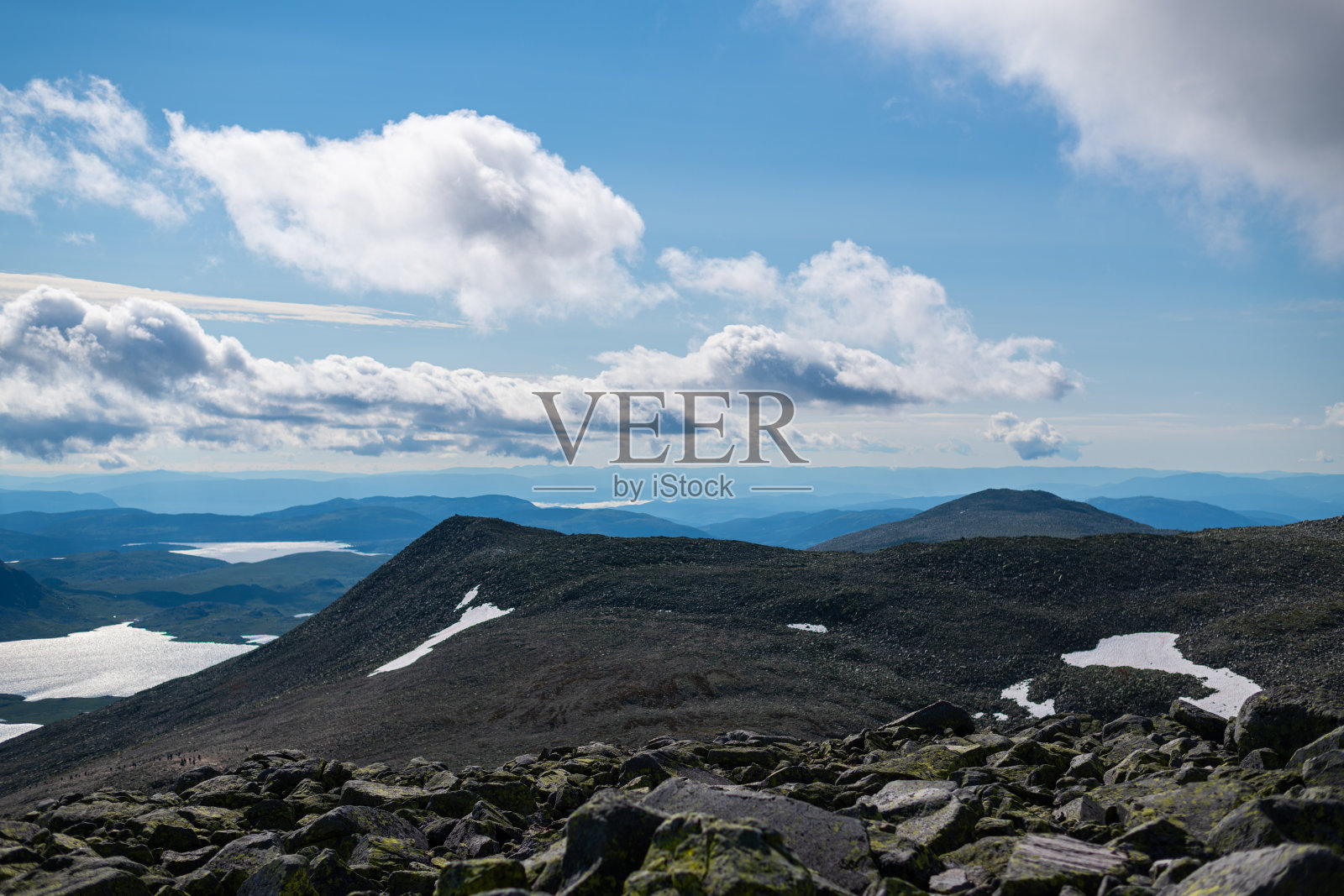 在一个美丽的夏日，在前往挪威Gaustatoppen山顶的路上照片摄影图片