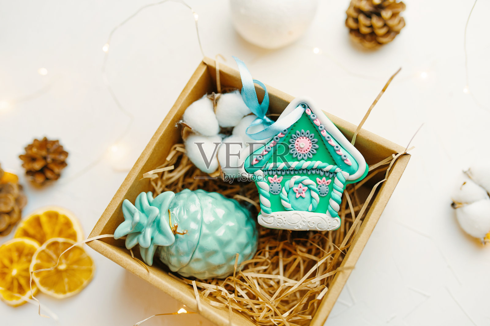 圣诞礼物用聚合物粘土做的姜饼屋。照片摄影图片