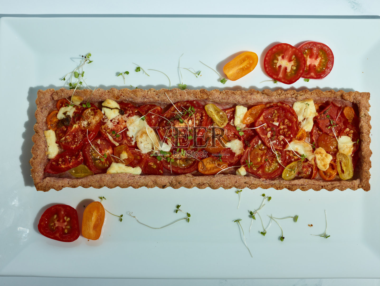 番茄挞配微绿色蔬菜和马苏里拉奶酪照片摄影图片