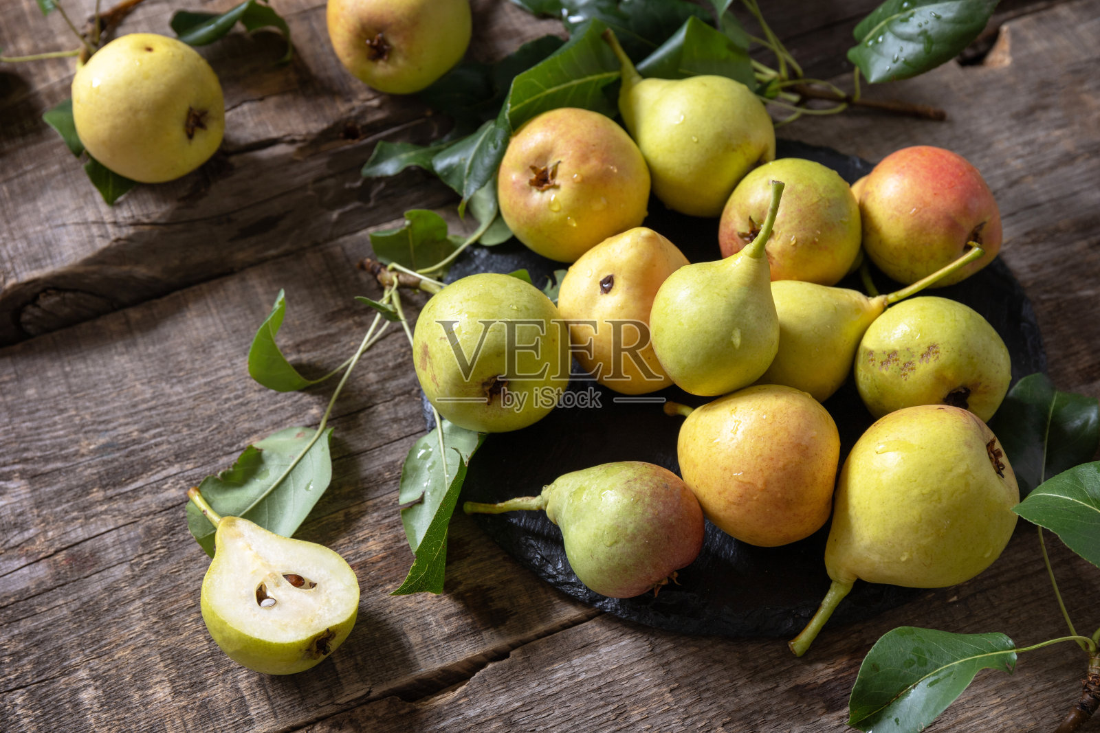 有机、健康、多汁的成熟梨放在木制的厨房桌子上。饮食菜单和收获水果的概念。照片摄影图片