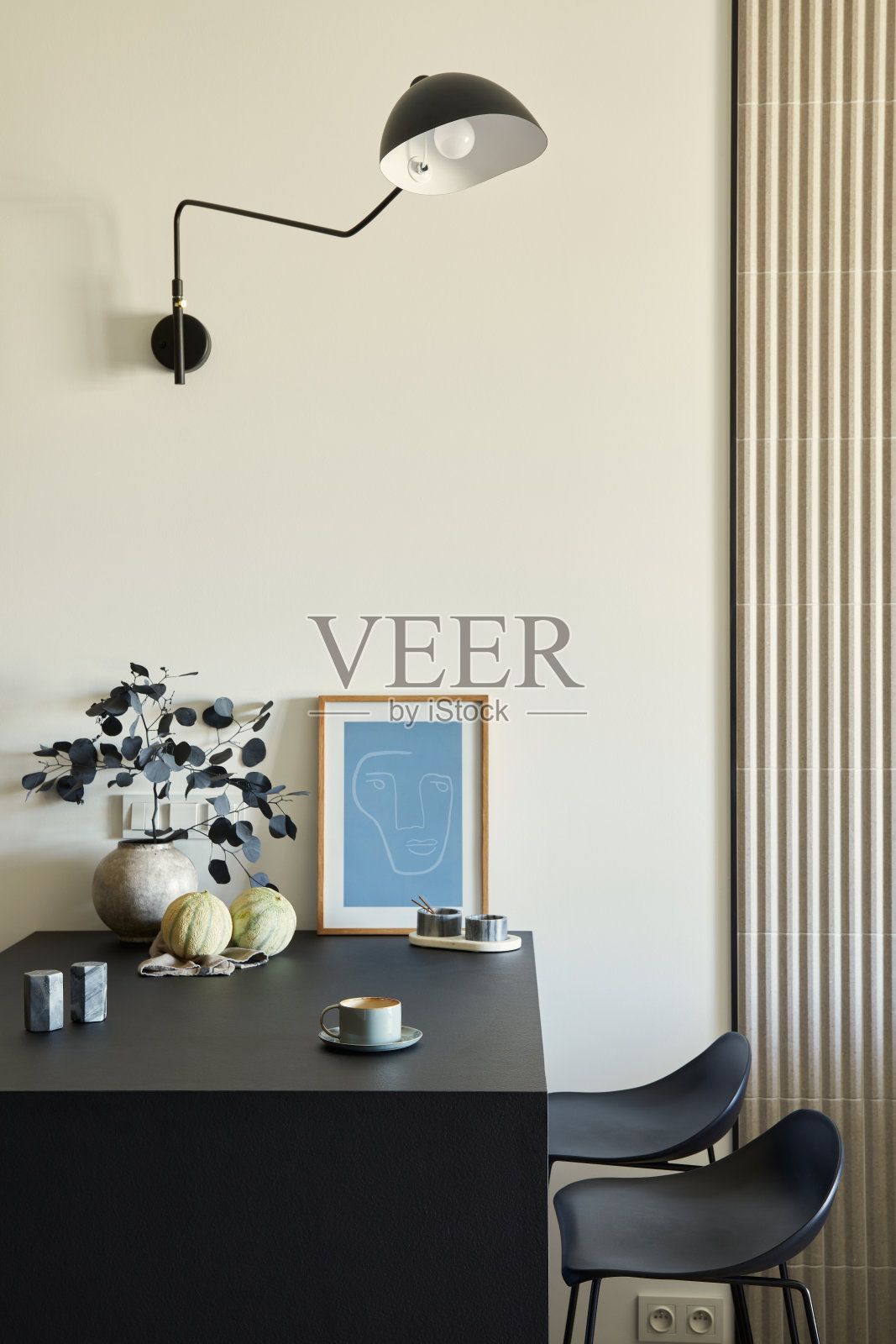 小公寓现代浴室内部的时尚构图。创意家具、淋浴器和个人配件。面板墙壁。模板。照片摄影图片