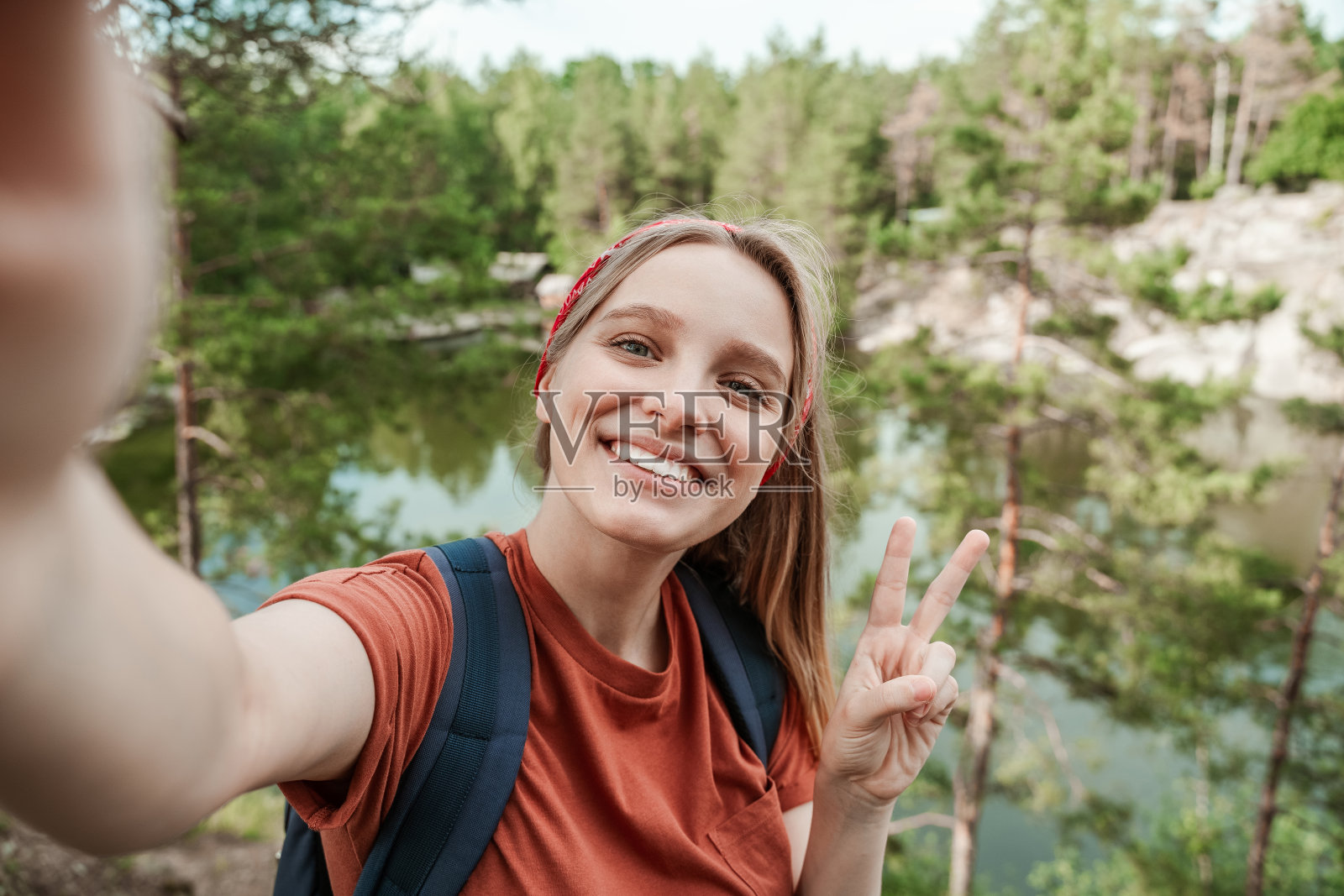 这位年轻快乐的游客周末离开了这座城市，用手机录下了她的旅行视频，在社交网络上用手向她的朋友们问好照片摄影图片