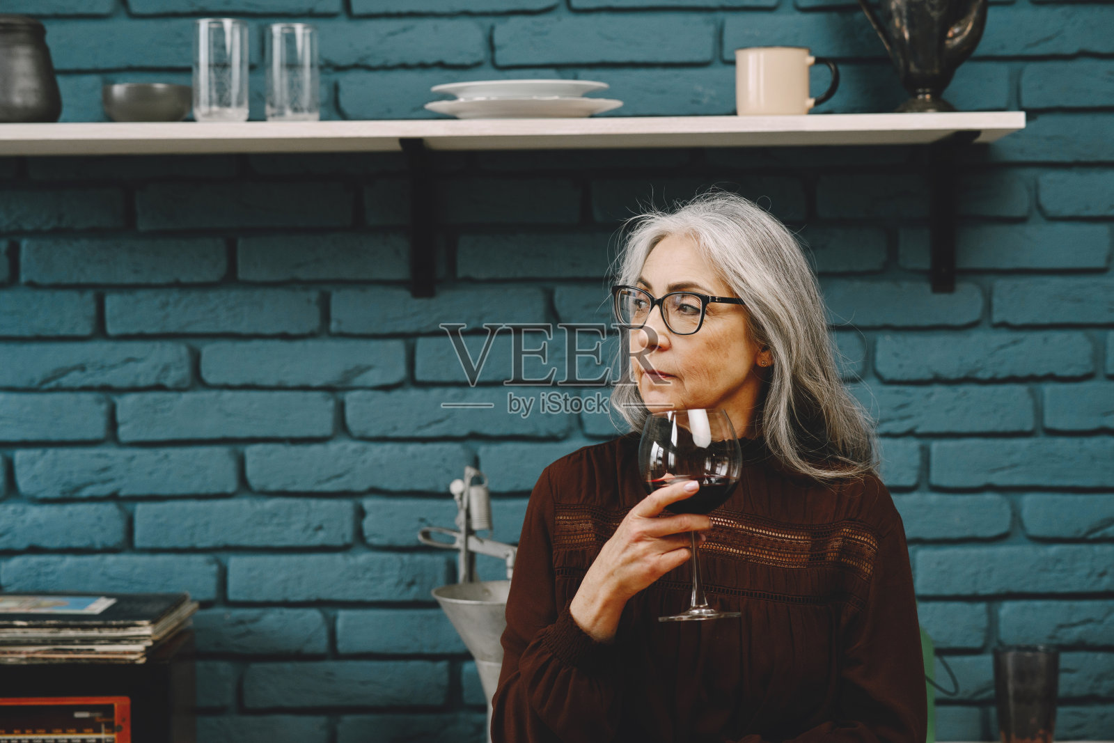 美丽快乐的老女人的肖像在家里喝着红酒照片摄影图片