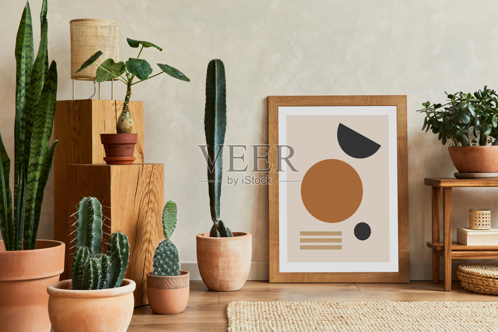 创意构成的时尚客厅内部与模拟海报框架，仙人掌和个人波西米亚配件。植物爱自然理念。模板。照片摄影图片